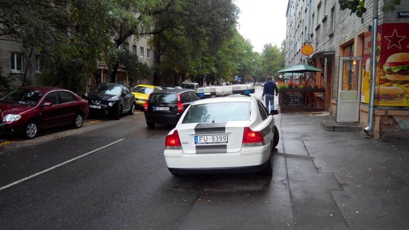 Policijas ekipāža pārkāpj CSN - 3