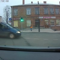 Video: Autovadītājs Rēzeknē neievēro sarkano gaismu un gandrīz izraisa avāriju