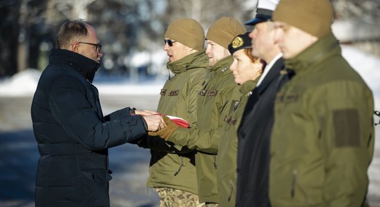Foto: Ar maizes klaipu un Latvijas karogu Sprūds pavada karavīrus operācijās