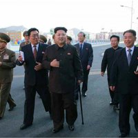Ким Чен Ын впервые за 40 дней вышел в свет: в руках — трость