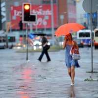 Синоптики: сильный дождь "накрыл" Латвию до вечера (+ФОТО: ливень в Риге)