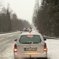 Siguldā uz Vidzemes šosejas avarē auto; satiksme atjaunota