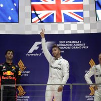 Hamiltons izcīna uzvaru Singapūras posmā