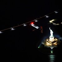 Ar saules enerģiju darbināmais lidaparāts 'Solar Impulse 2' šķērsojis Ameriku un nolaidies Ņujorkā
