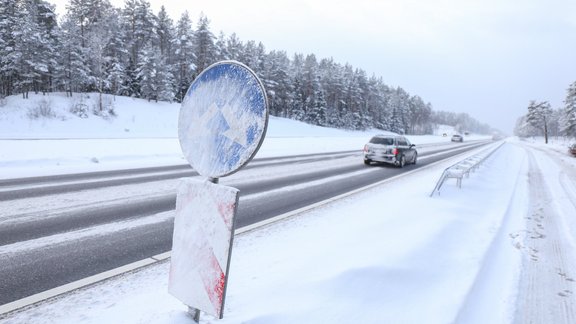 Netālu no Ozolpils uz Ventspils šosejas trīs automašīnu avārijā četri cietušie