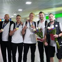 Foto: Latvijā atgriezušies Eiropas spēļu medaļnieki – 3x3 basketbola čempioni un smaiļotājs Akmens