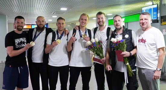 Foto: Latvijā atgriezušies Eiropas spēļu medaļnieki – 3x3 basketbola čempioni un smaiļotājs Akmens