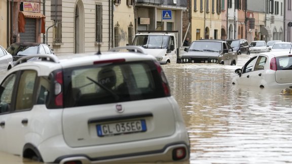 Lietavu izraisīti plūdi Itālijas ziemeļos - 1