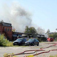 Пожар в ангарах на Ганибу дамбис: сотрудники VUGD продолжают мониторинг ситуации