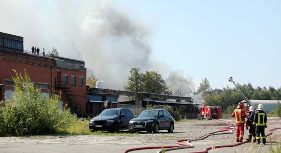 Glābēji joprojām uzrauga Ganību dambī degušos angārus