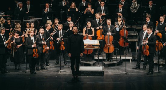 Foto: Ar klausītāju ovācijām Teodors Kurentzis Rīgā atklāj Eiropas tūri