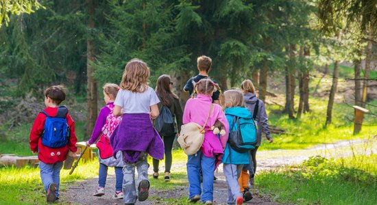 'Radām novadam': Kamēr vecāki darbā, bērni – mežā