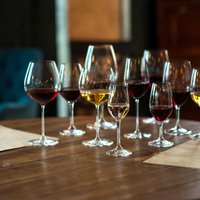 Tulpjveida, šaurākas un pavisam apaļas: ceļvedis vīna glāžu pasaulē