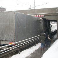 Под Каменным мостом снова застряла фура