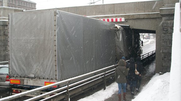 Zem Akmens tilta iestrēgst kravas auto - 1