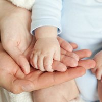 Ekspertu viedokļi un pieredzes stāsti, kā bērna piedzimšana uzlabo pāra attiecības
