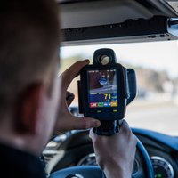 Policija satiksmes uzraudzībā sāk izmantot rokas video radarus
