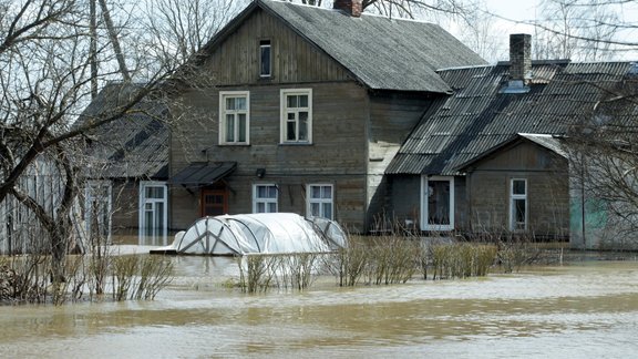 Applūdušās ielas un mājas Pļaviņās, plūdi, pali, plūdi Pļaviņās, Pļaviņu novads, Pļaviņas, applūdusi māja