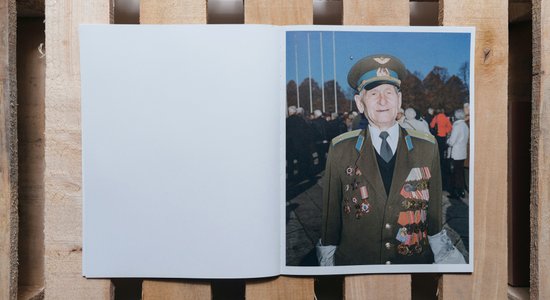 Mākslinieks Arnis Balčus provocē ar jaunu grāmatu par Uzvaras parku