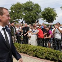 Медведев — пенсионерам Крыма: денег нет, но вы держитесь