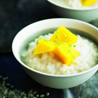 Rīsu un kokosriekstu pudiņš ar mango Āzijas gaumē