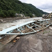 Japānā lietusgāžu dēļ liek evakuēties tūkstošiem cilvēku