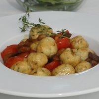 Клецки Ньокки из творога Рикотта с сыром Джюгас, боровиками и томатами Черри