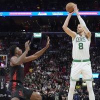 Porziņģis nepabeidz 'Celtics' spēli pret 'Heat'; savainojums neesot nopietns