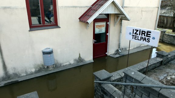 Applūdušās ielas un mājas Pļaviņās, plūdi, pali, plūdi Pļaviņās, Pļaviņu novads, Pļaviņas, applūdusi māja