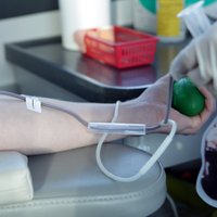 Valsts asinsdonoru centrā trūkst asiņu; ierobežo to izsniegšanu slimnīcām
