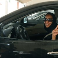 Saūda Arābijas varas iestādes draud vērsties pret sieviešu-autovadītāju kampaņas dalībniekiem