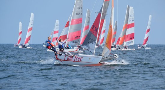 Foto: Latvija izcīna devīto vietu Pasaules čempionātā burāšanā Jūrmalā