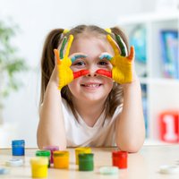 Pirkstiņzīmēšana: pedagoģe dalās radošās idejās un skaidro ieguvumus bērnam