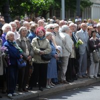 Simtiem cilvēku pie Brīvības pieminekļa godina komunistiskā genocīda upuru piemiņu