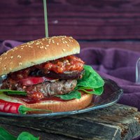 Pikantais burgers ar baklažāniem un kazas sieru