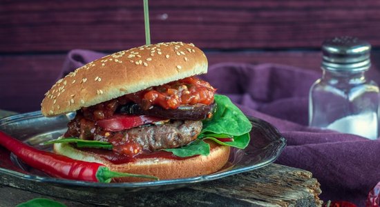 Pikantais burgers ar baklažāniem un kazas sieru