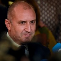 Radevs pārvēlēts Bulgārijas prezidenta amatā, liecina sākotnējie rezultāti