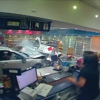 Video: Austrālijā auto ietriecas veikalā, gandrīz nogalinot sievieti