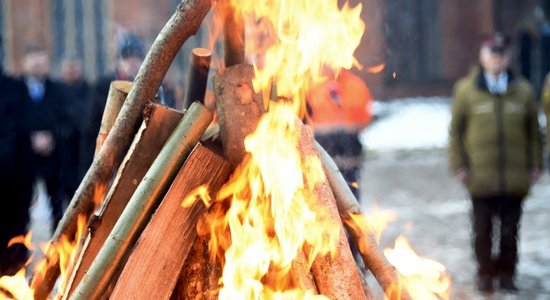 ФОТО. В День защитников баррикад на Домской площади зажгли памятный костер. Какие еще мероприятия пройдут в Риге