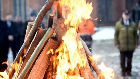 Barikādes, barikāžu piemiņas pasākums, ugunskurs Doma laukumā