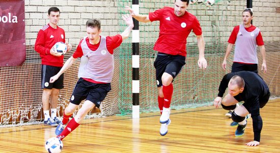 Foto: Latvijas telpu futbola izlase sāk gatavoties mačiem ar Velsu