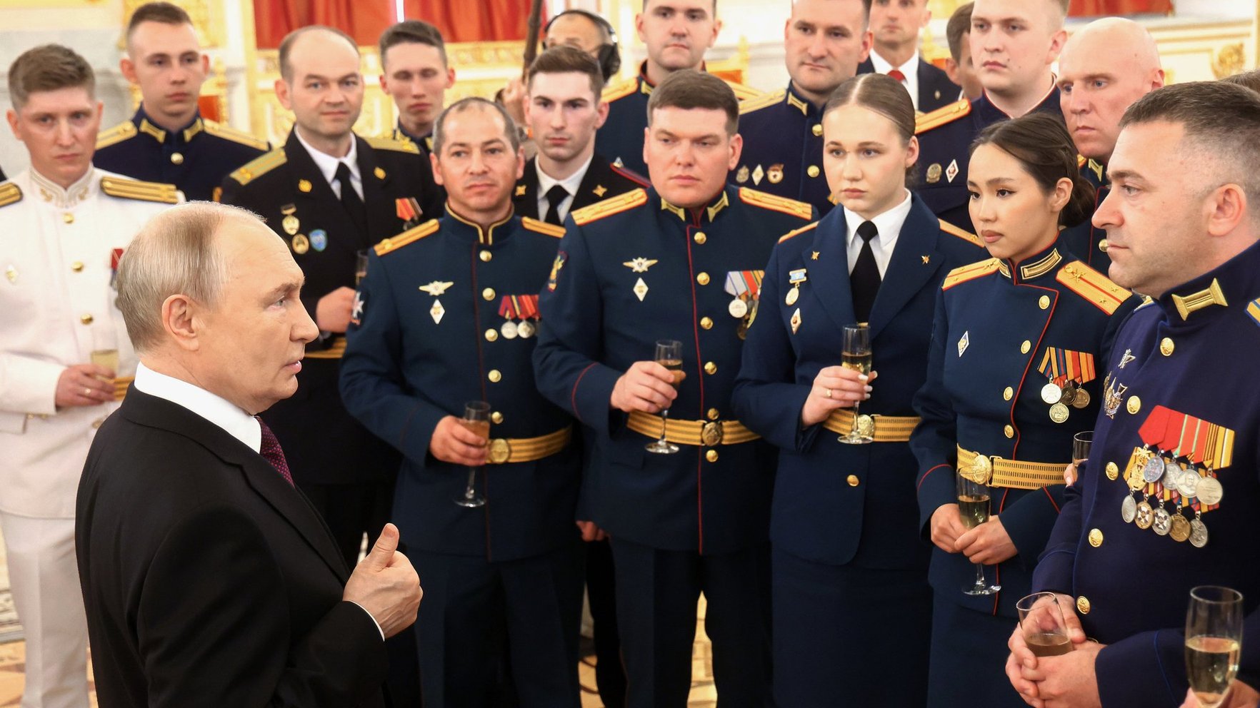 "Galvenais, lai priekšniekam noziņots": kāpēc Putins joprojām runā par uzvaru frontē