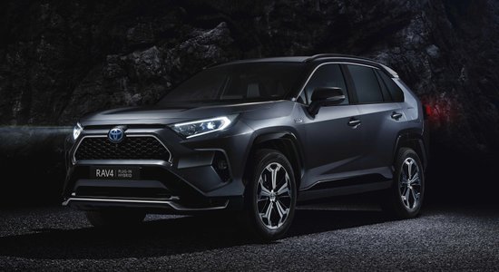 'Toyota' atklājusi jauno uzlādējamo hibrīdu 'RAV4 Plug-in'