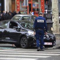 Parīzē atrasta vēl viena uzbrucēju automašīna un terorista īrēta istaba; mobilizēti 115 000 policistu un karavīru
