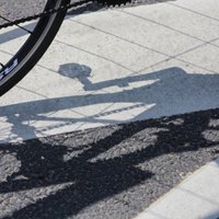 Uz autoceļa Saulkrastu novadā avārijā iet bojā velosipēdists