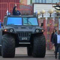 ФОТО, ВИДЕО: Марадона приехал на стадион в Беларуси на "броневике"