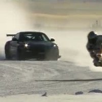 Video: 'Porsche 911' pret 'Yamaha R1' uz ledus
