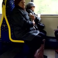 Video: Sieviete vilcienā ved kaiju