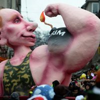 ФОТО: бицепсы Путина и голая Меркель на немецком карнавале
