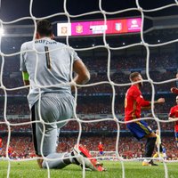 Spānijas futbolisti Pasaules kausa kvalifikācijā grandu duelī grauj Itāliju
